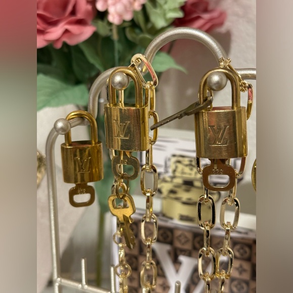 Louis Vuitton lock and key with unbranded gold chain double wrapped, original - Picture 13 of 14